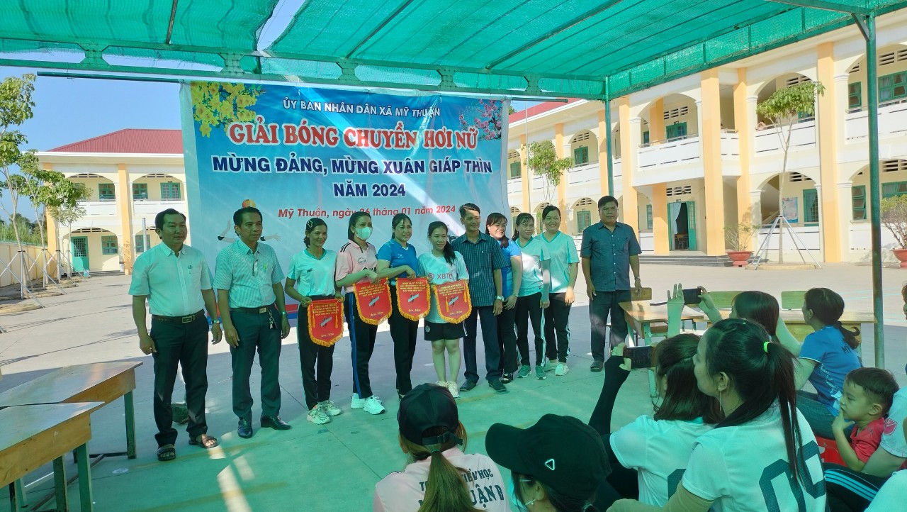 Trường Mầm non tham gia giải bóng chuyền hơi nữ " Mừng Đảng mừng xuân" do xã Mỹ Thuận tổ chức.